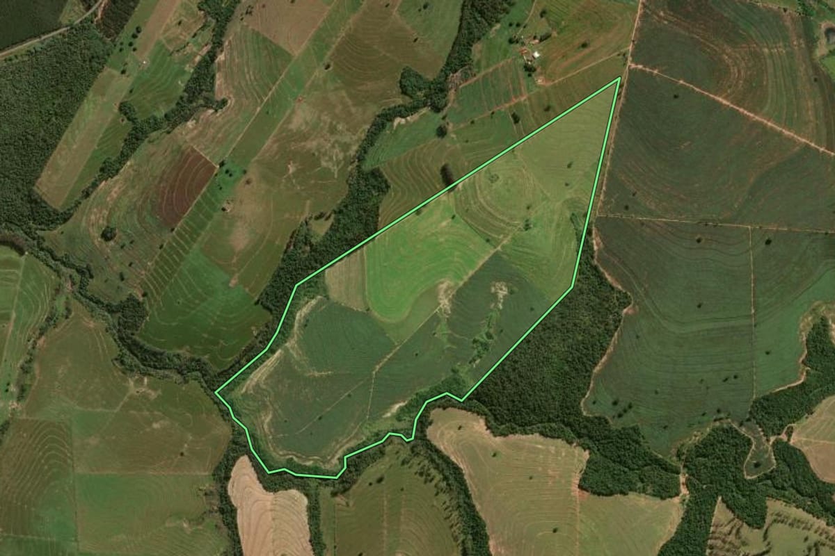 Imagem de satélite do imóvel rural em Maria Helena (PR), com o contorno declarado no CAR desenhado por cima.