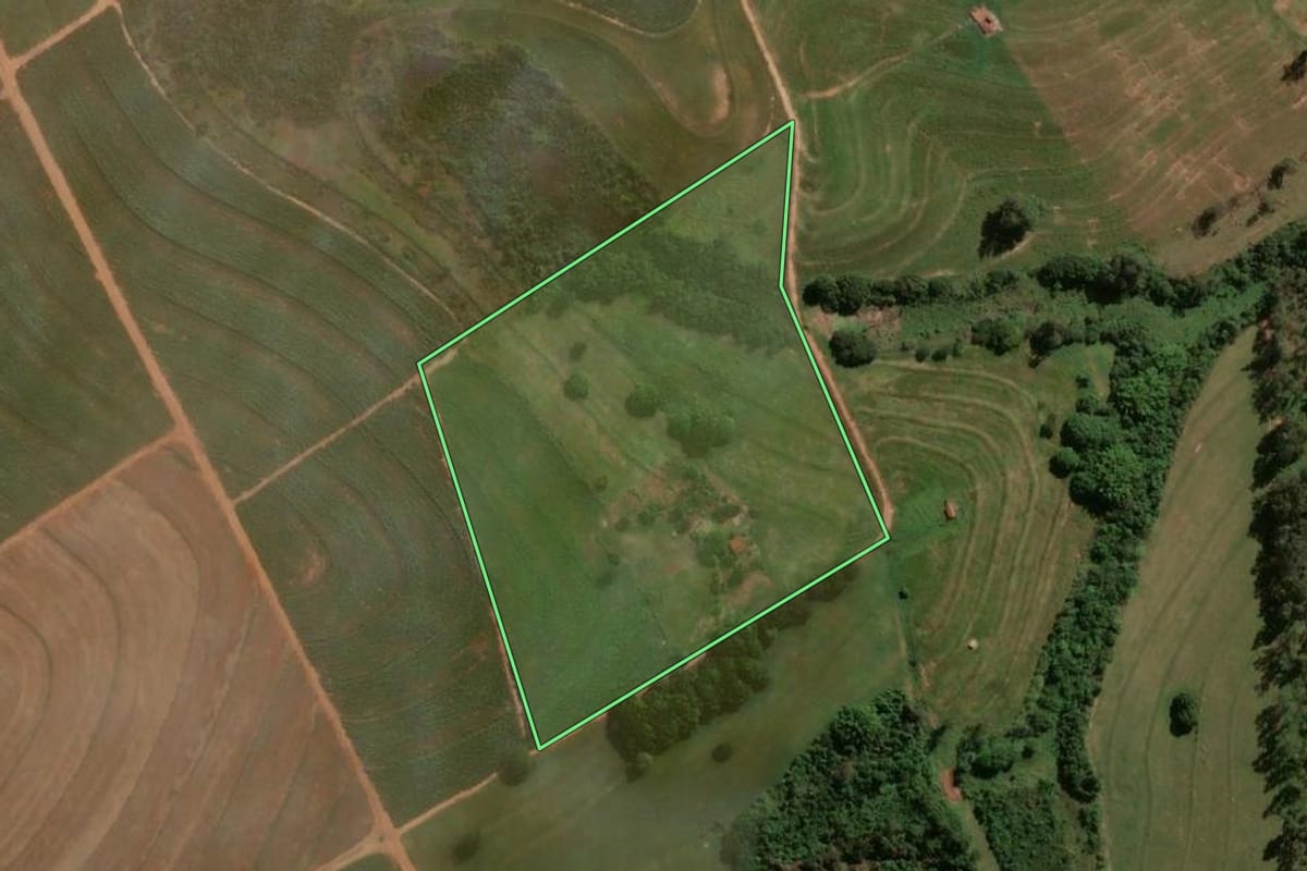 Imagem de satélite do imóvel rural em Maria Helena (PR), com o contorno declarado no CAR desenhado por cima.