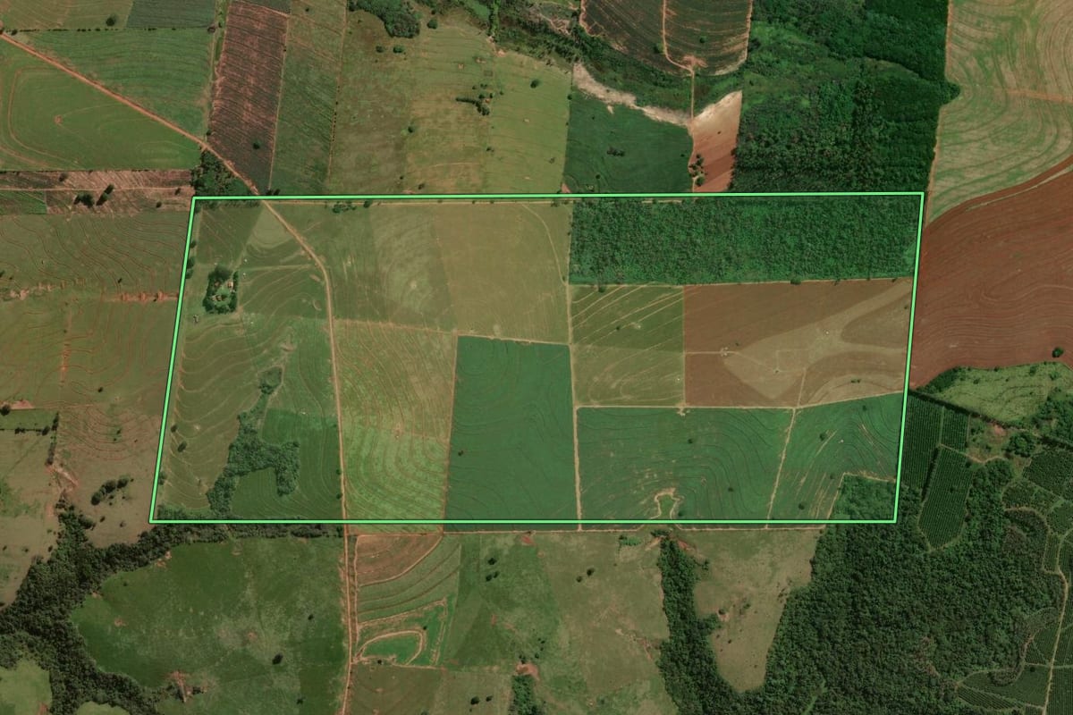 Imagem de satélite do imóvel rural em Maria Helena (PR), com o contorno declarado no CAR desenhado por cima.