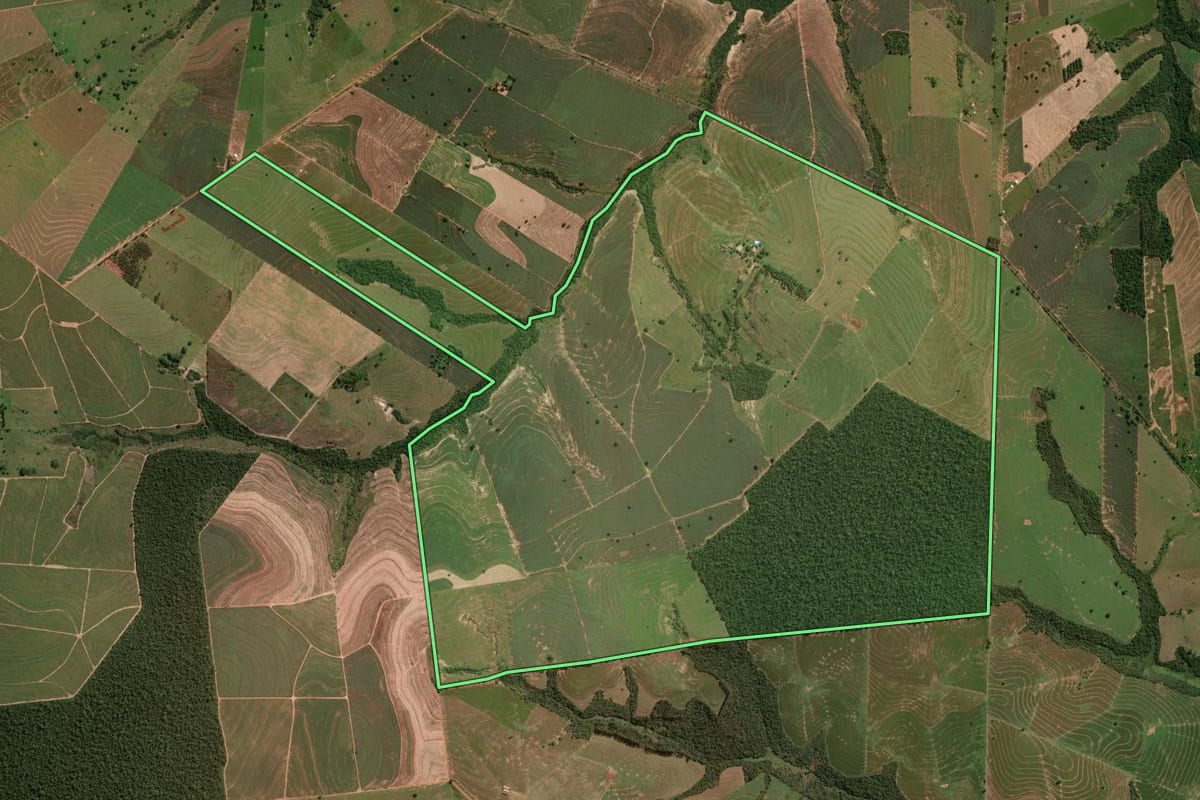 Imagem de satélite do imóvel rural em Maria Helena (PR), com o contorno declarado no CAR desenhado por cima.