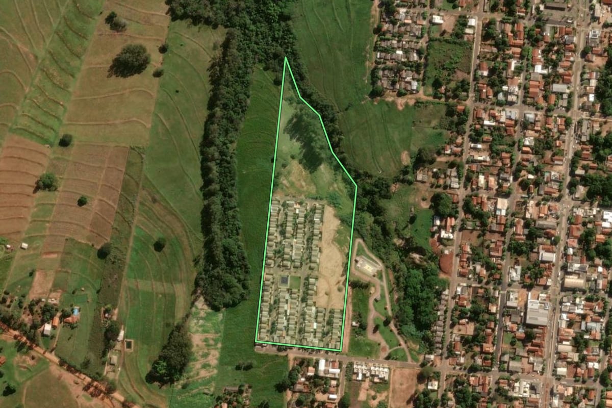 Imagem de satélite do imóvel rural em Maria Helena (PR), com o contorno declarado no CAR desenhado por cima.