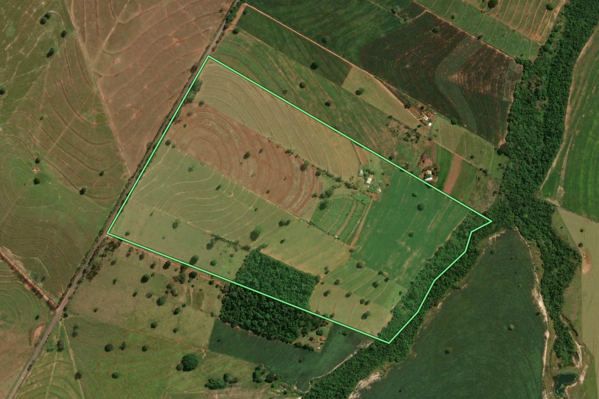 Imagem de satélite do imóvel rural em Maria Helena (PR), com o contorno declarado no CAR desenhado por cima.