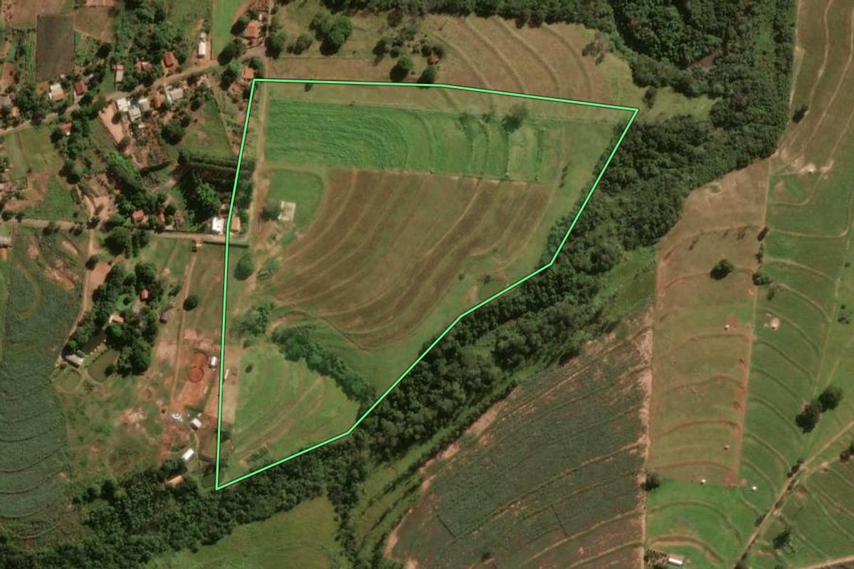 Imagem de satélite do imóvel rural em Maria Helena (PR), com o contorno declarado no CAR desenhado por cima.