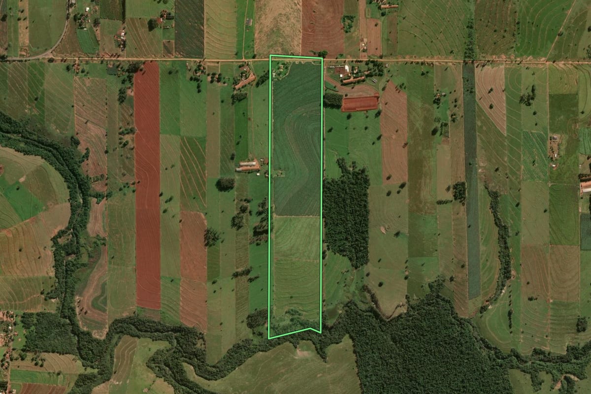 Imagem de satélite do imóvel rural em Maria Helena (PR), com o contorno declarado no CAR desenhado por cima.