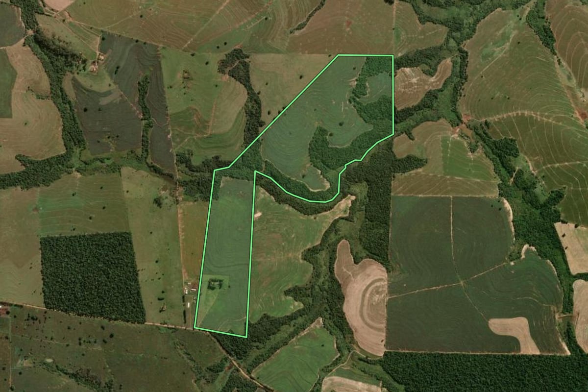 Imagem de satélite do imóvel rural em Maria Helena (PR), com o contorno declarado no CAR desenhado por cima.