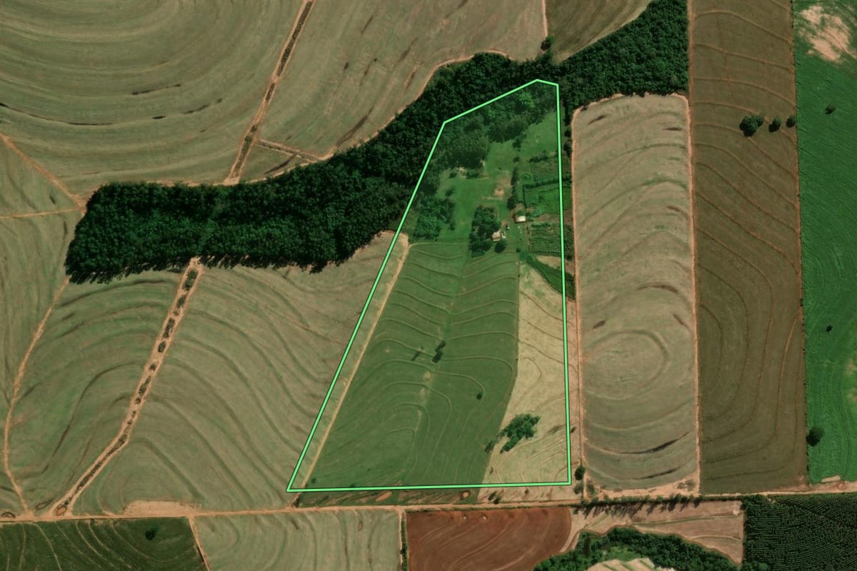 Imagem de satélite do imóvel rural em Maria Helena (PR), com o contorno declarado no CAR desenhado por cima.