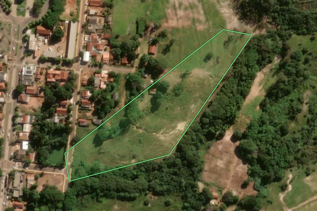 Imagem de satélite do imóvel rural em Maria Helena (PR), com o contorno declarado no CAR desenhado por cima.