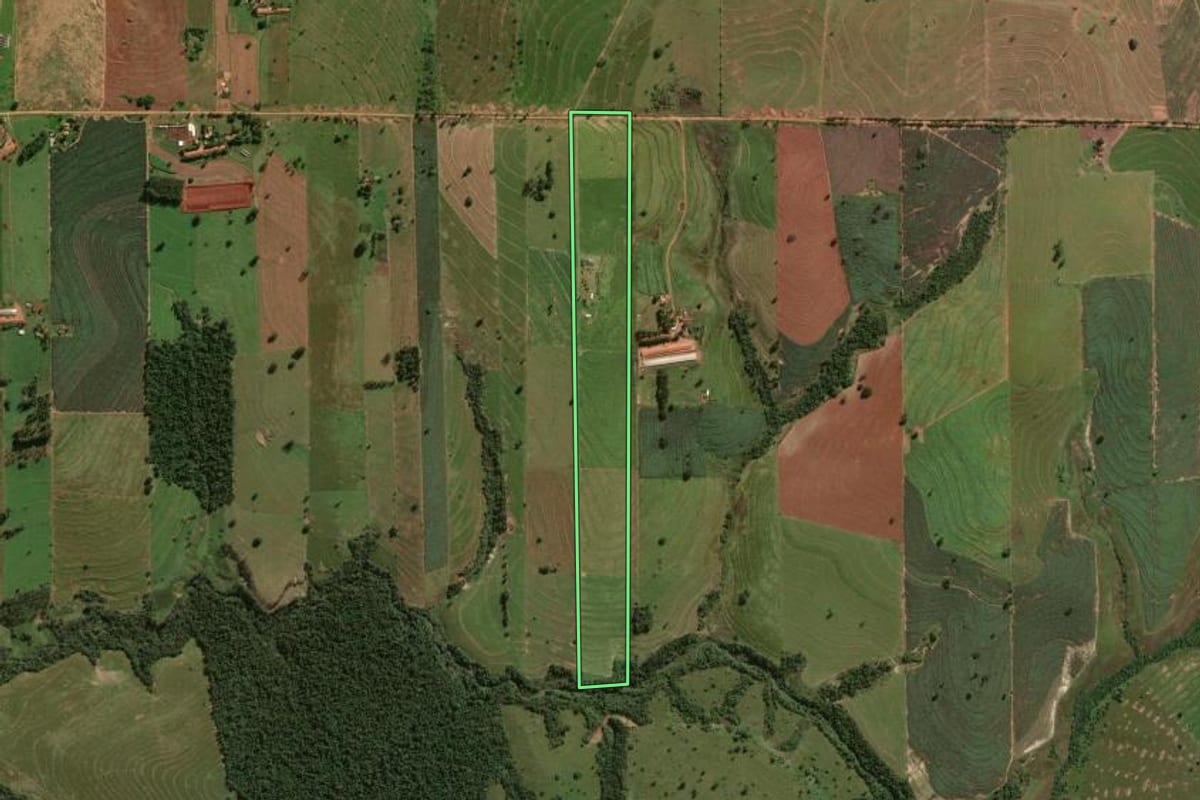 Imagem de satélite do imóvel rural em Maria Helena (PR), com o contorno declarado no CAR desenhado por cima.
