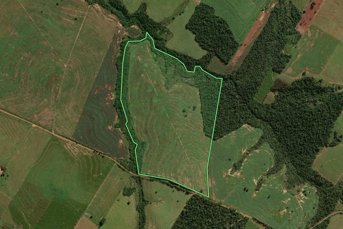Imagem de satélite do imóvel rural em Maria Helena (PR), com o contorno declarado no CAR desenhado por cima.