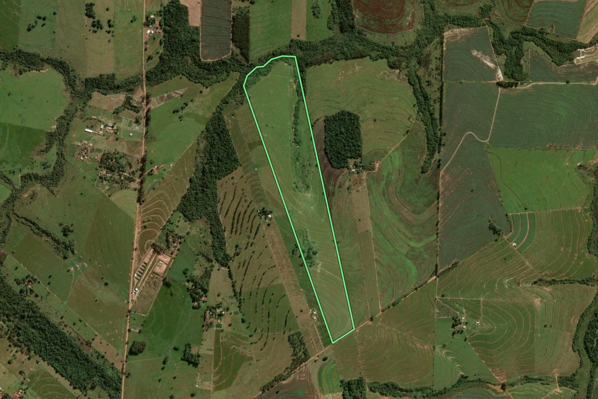 Imagem de satélite do imóvel rural em Maria Helena (PR), com o contorno declarado no CAR desenhado por cima.