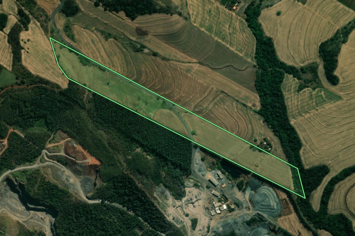 Imagem de satélite do imóvel rural em Marialva (PR), com o contorno declarado no CAR desenhado por cima.
