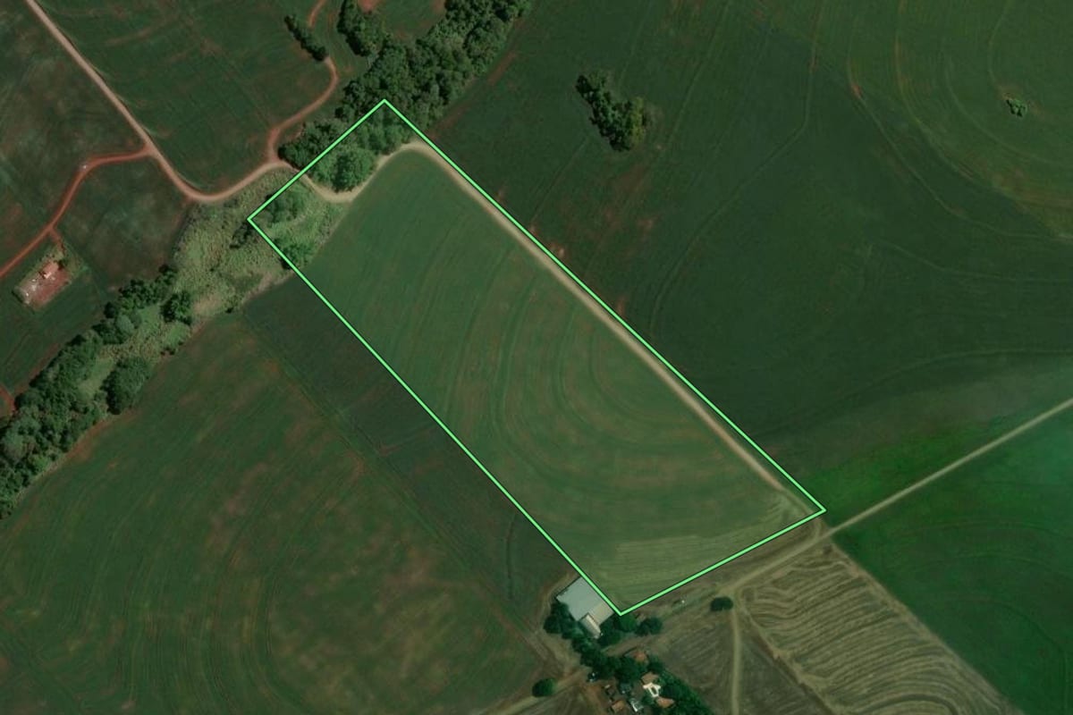 Imagem de satélite do imóvel rural em Marialva (PR), com o contorno declarado no CAR desenhado por cima.