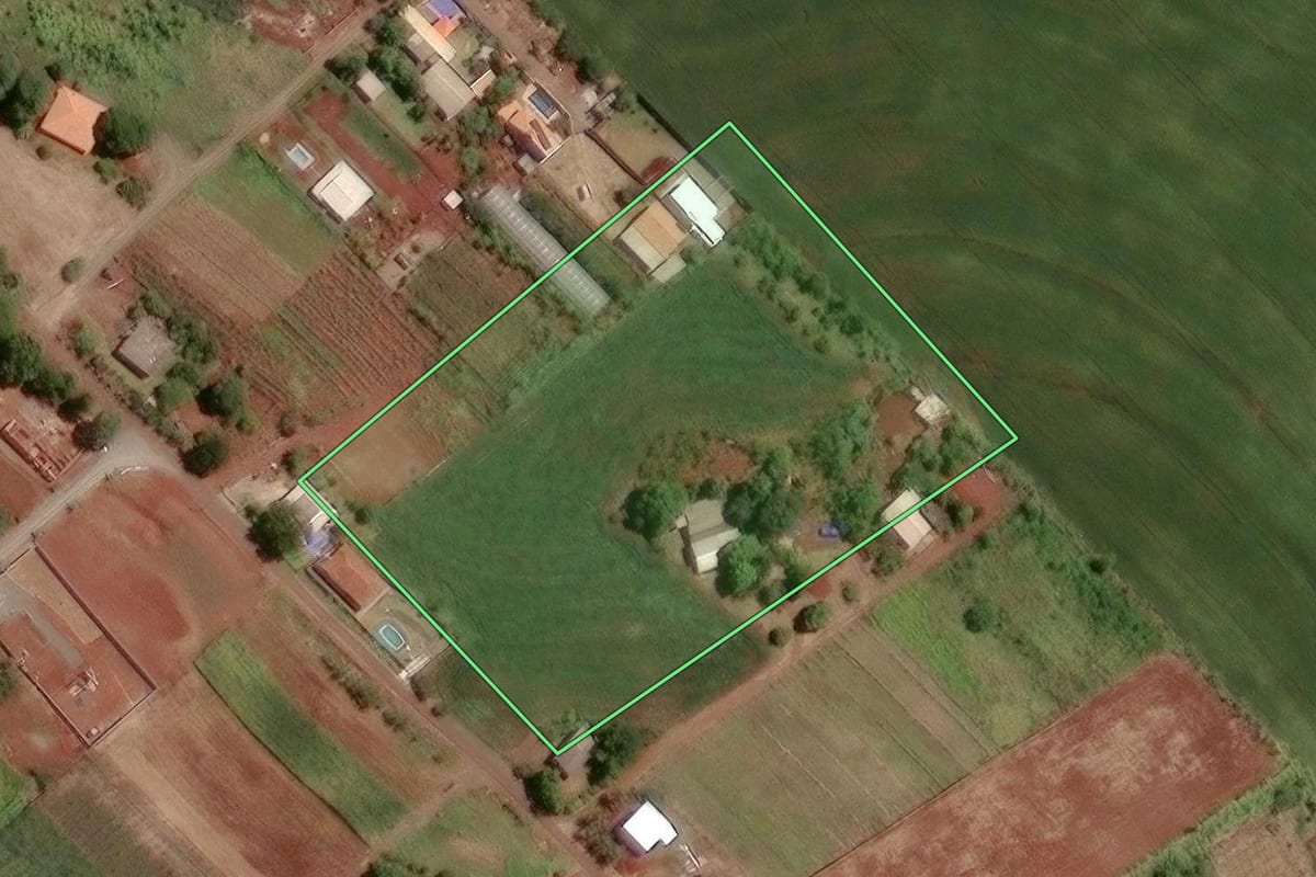 Imagem de satélite do imóvel rural em Marialva (PR), com o contorno declarado no CAR desenhado por cima.