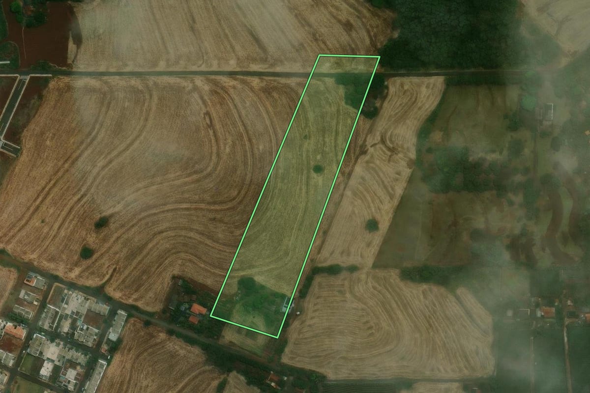 Imagem de satélite do imóvel rural em Marialva (PR), com o contorno declarado no CAR desenhado por cima.