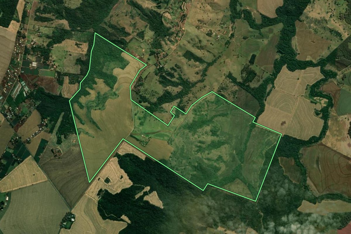 Imagem de satélite do imóvel rural em Marialva (PR), com o contorno declarado no CAR desenhado por cima.