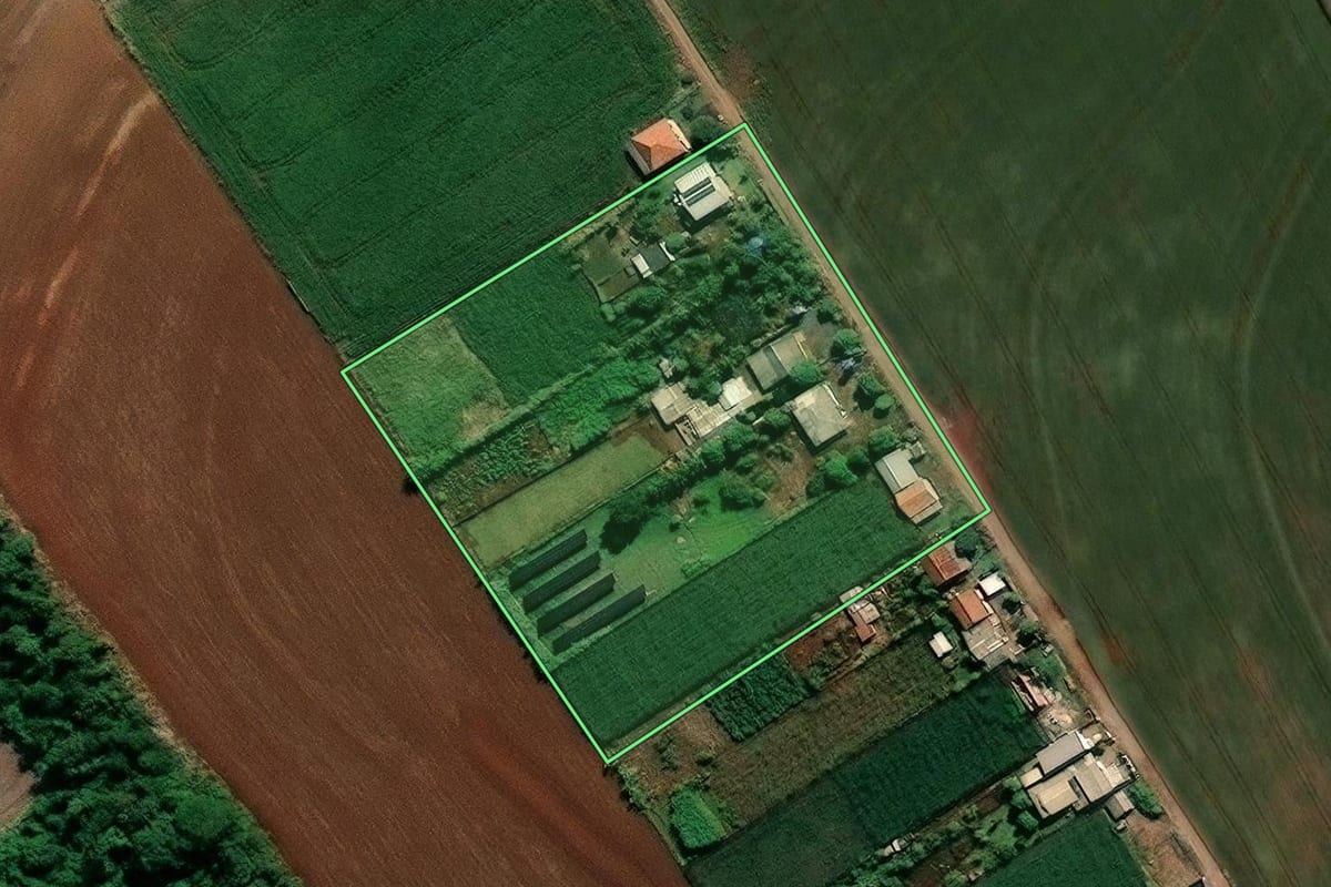 Imagem de satélite do imóvel rural em Marialva (PR), com o contorno declarado no CAR desenhado por cima.