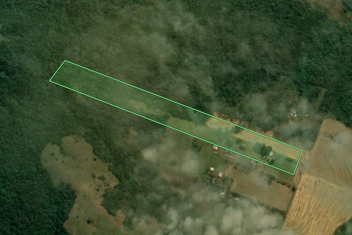 Imagem de satélite do imóvel rural em Marialva (PR), com o contorno declarado no CAR desenhado por cima.