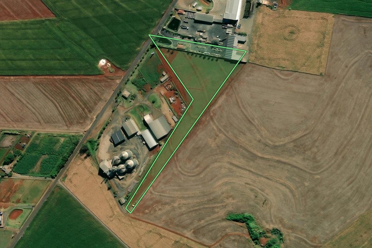 Imagem de satélite do imóvel rural em Marialva (PR), com o contorno declarado no CAR desenhado por cima.