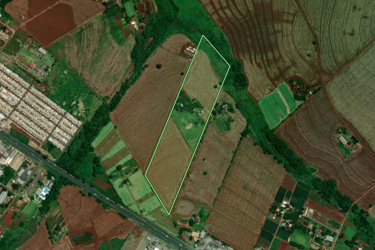 Imagem de satélite do imóvel rural em Marialva (PR), com o contorno declarado no CAR desenhado por cima.
