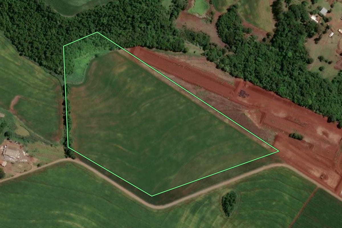 Imagem de satélite do imóvel rural em Marialva (PR), com o contorno declarado no CAR desenhado por cima.