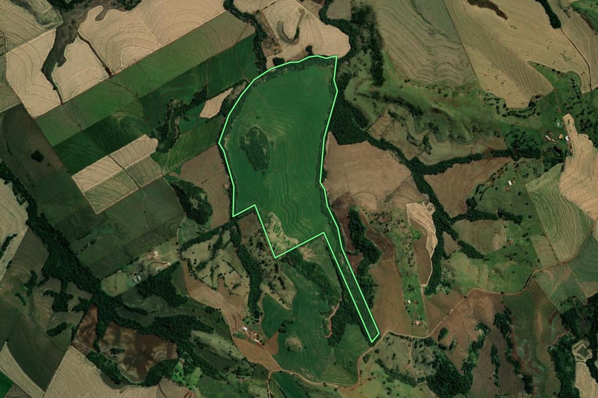 Imagem de satélite do imóvel rural em Marialva (PR), com o contorno declarado no CAR desenhado por cima.