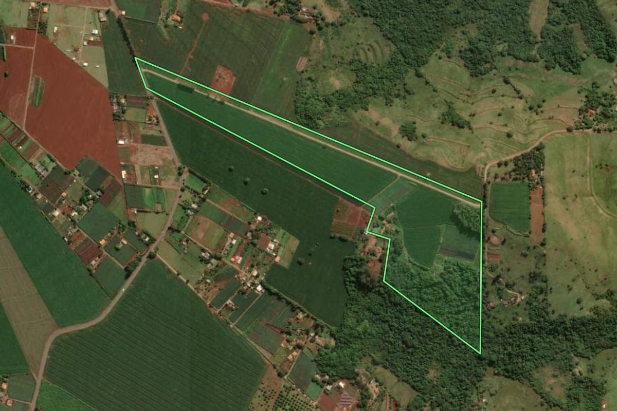 Imagem de satélite do imóvel rural em Marialva (PR), com o contorno declarado no CAR desenhado por cima.