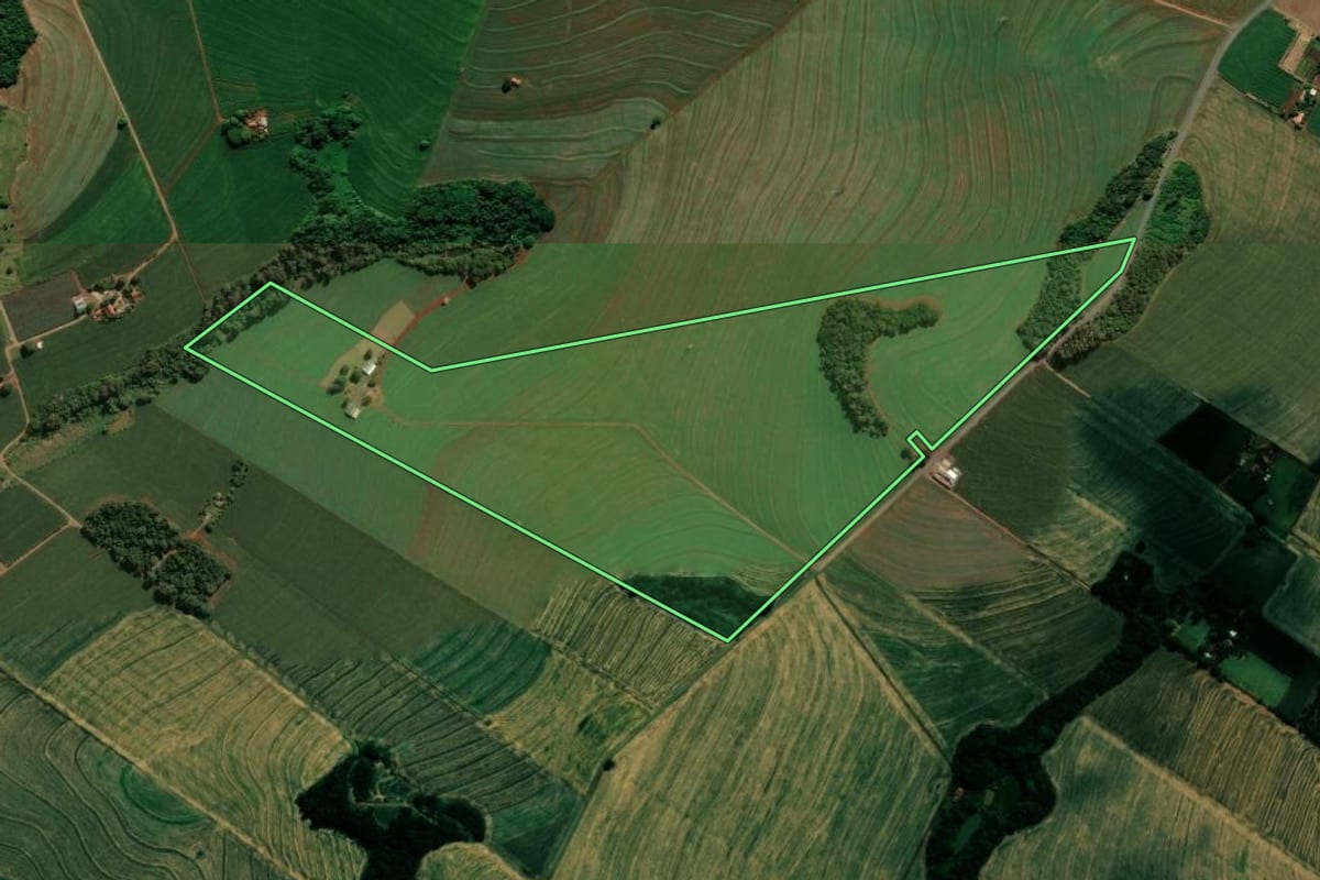 Imagem de satélite do imóvel rural em Marialva (PR), com o contorno declarado no CAR desenhado por cima.