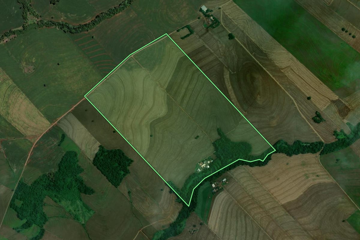 Imagem de satélite do imóvel rural em Marialva (PR), com o contorno declarado no CAR desenhado por cima.