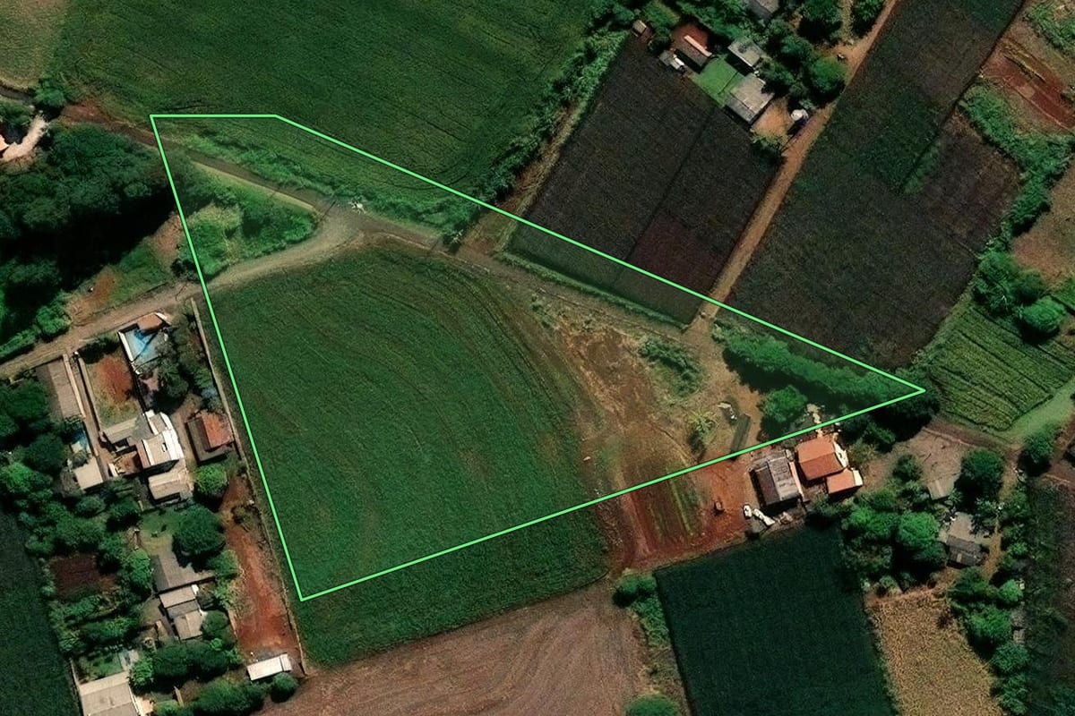 Imagem de satélite do imóvel rural em Marialva (PR), com o contorno declarado no CAR desenhado por cima.