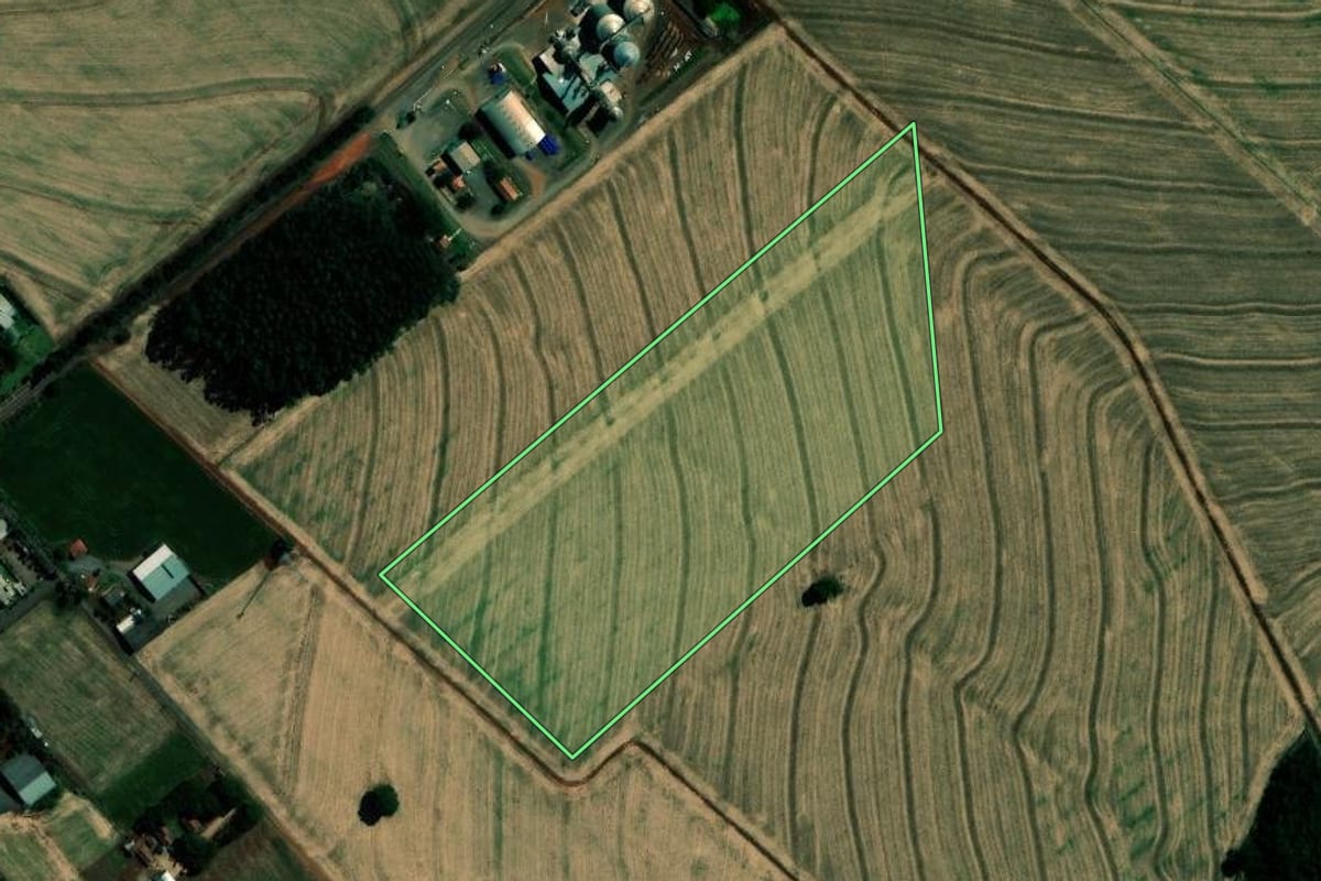 Imagem de satélite do imóvel rural em Marialva (PR), com o contorno declarado no CAR desenhado por cima.