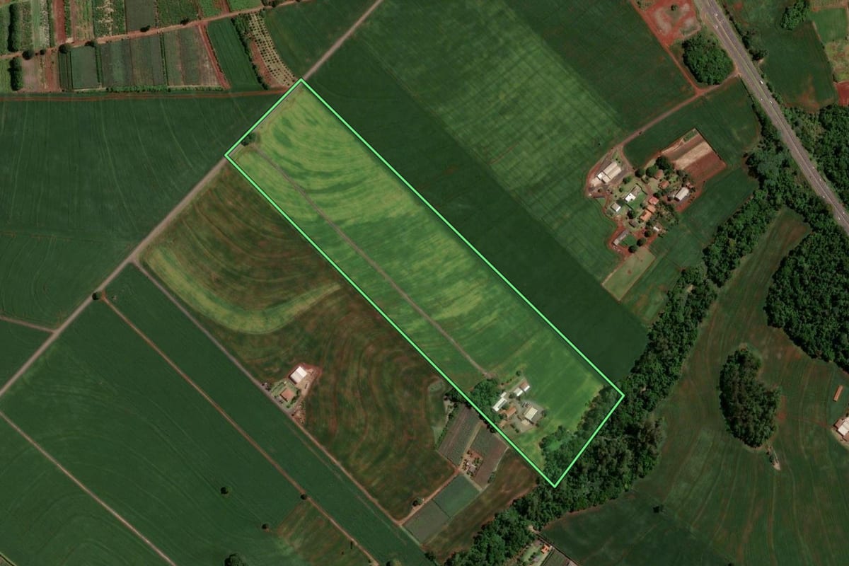 Imagem de satélite do imóvel rural em Marialva (PR), com o contorno declarado no CAR desenhado por cima.