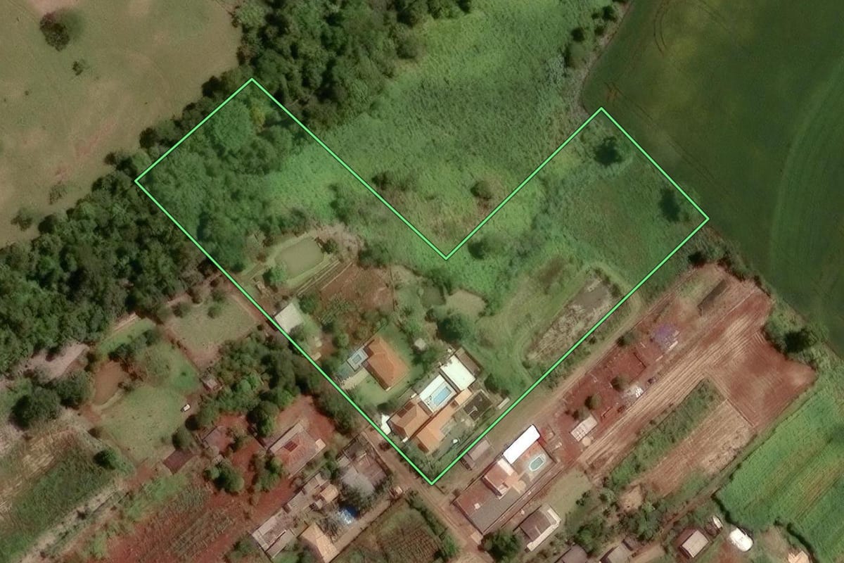Imagem de satélite do imóvel rural em Marialva (PR), com o contorno declarado no CAR desenhado por cima.