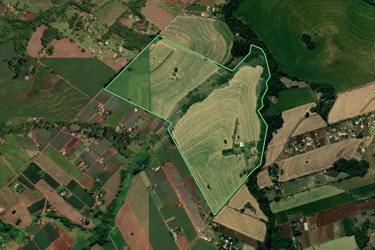 Imagem de satélite do imóvel rural em Marialva (PR), com o contorno declarado no CAR desenhado por cima.