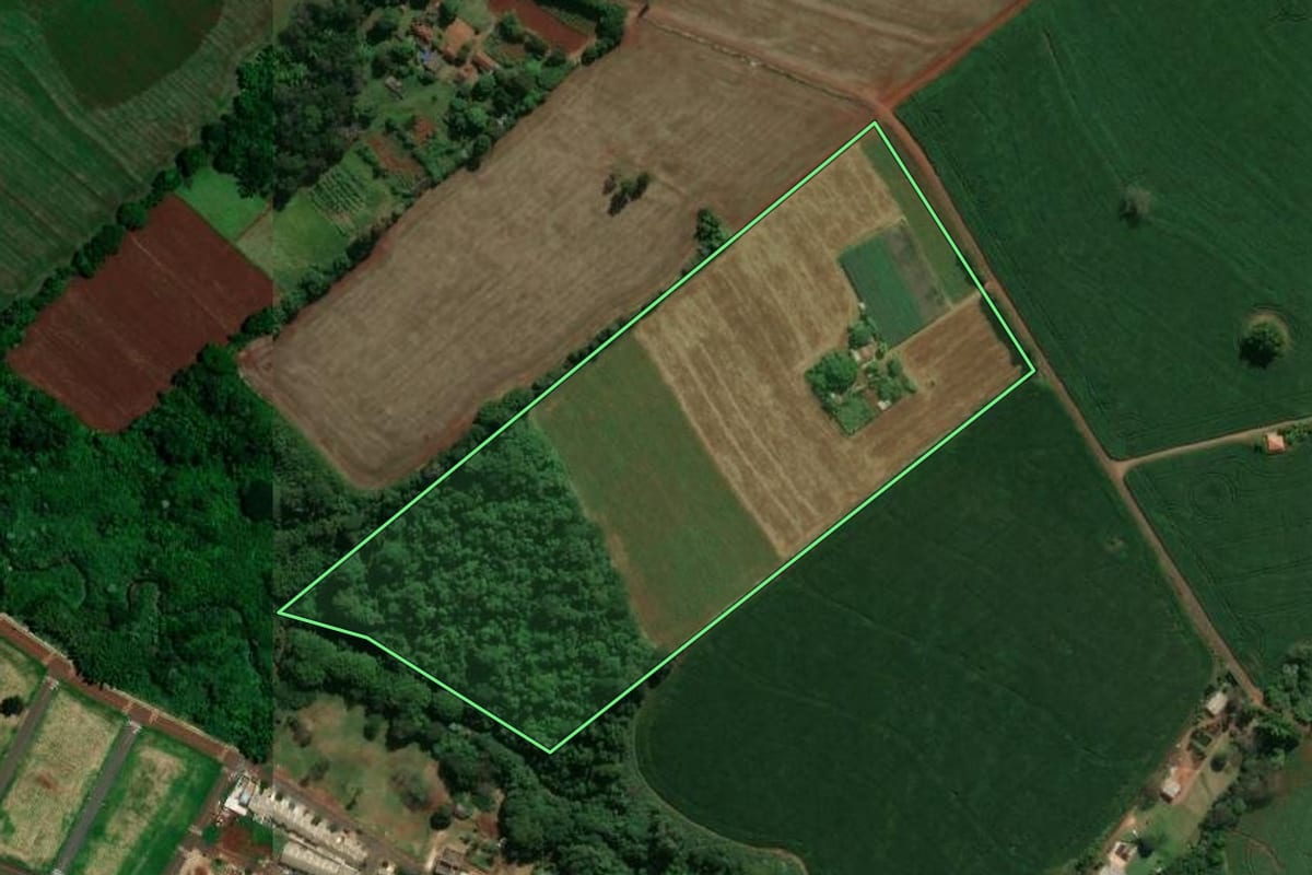 Imagem de satélite do imóvel rural em Marialva (PR), com o contorno declarado no CAR desenhado por cima.