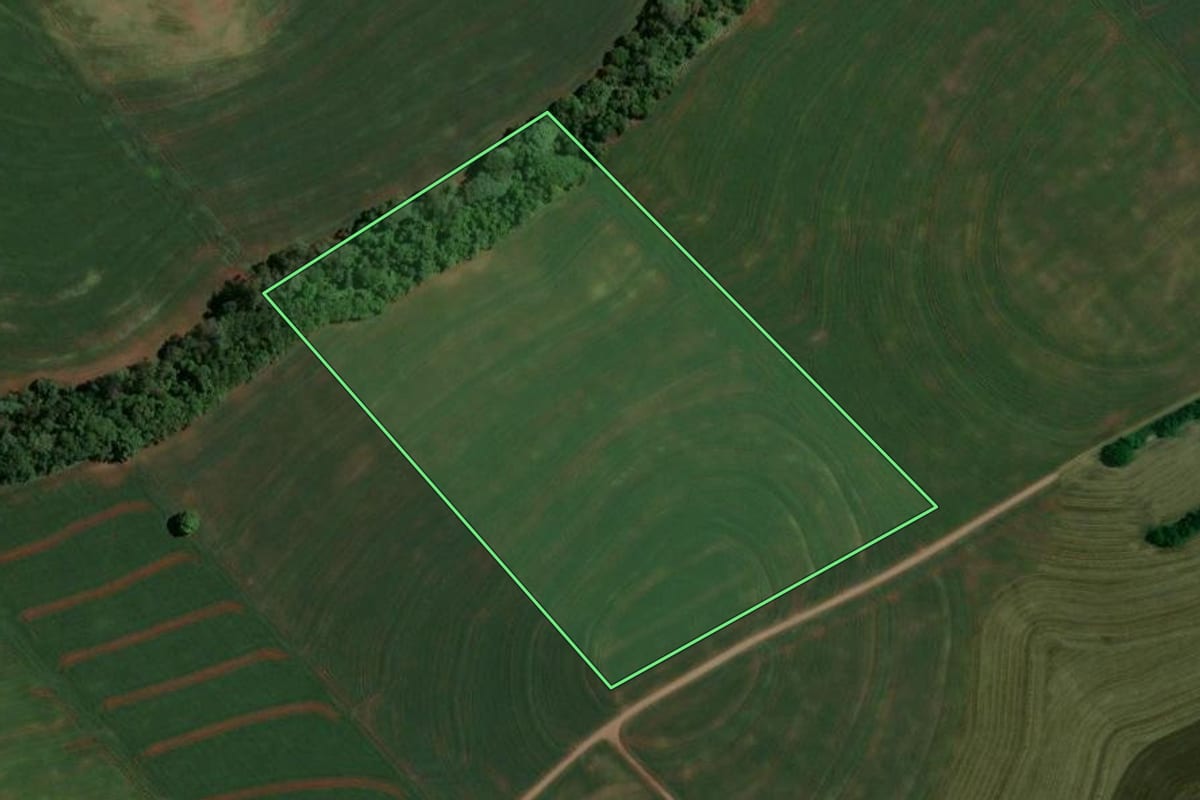 Imagem de satélite do imóvel rural em Marialva (PR), com o contorno declarado no CAR desenhado por cima.