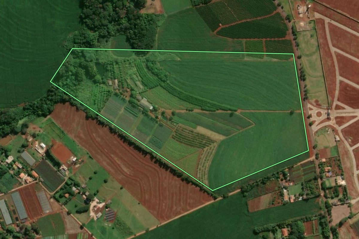 Imagem de satélite do imóvel rural em Marialva (PR), com o contorno declarado no CAR desenhado por cima.