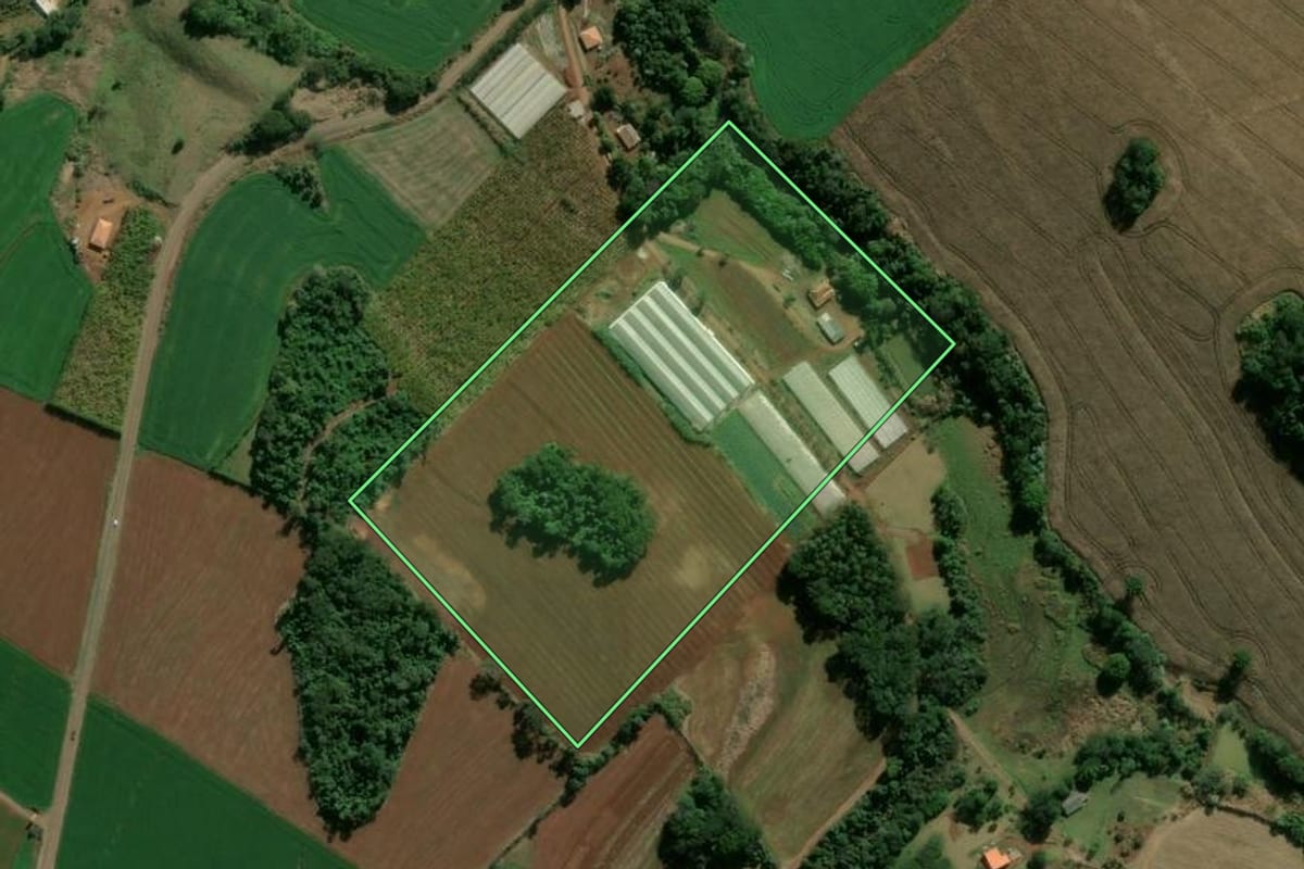 Imagem de satélite do imóvel rural em Marilândia do Sul (PR), com o contorno declarado no CAR desenhado por cima.