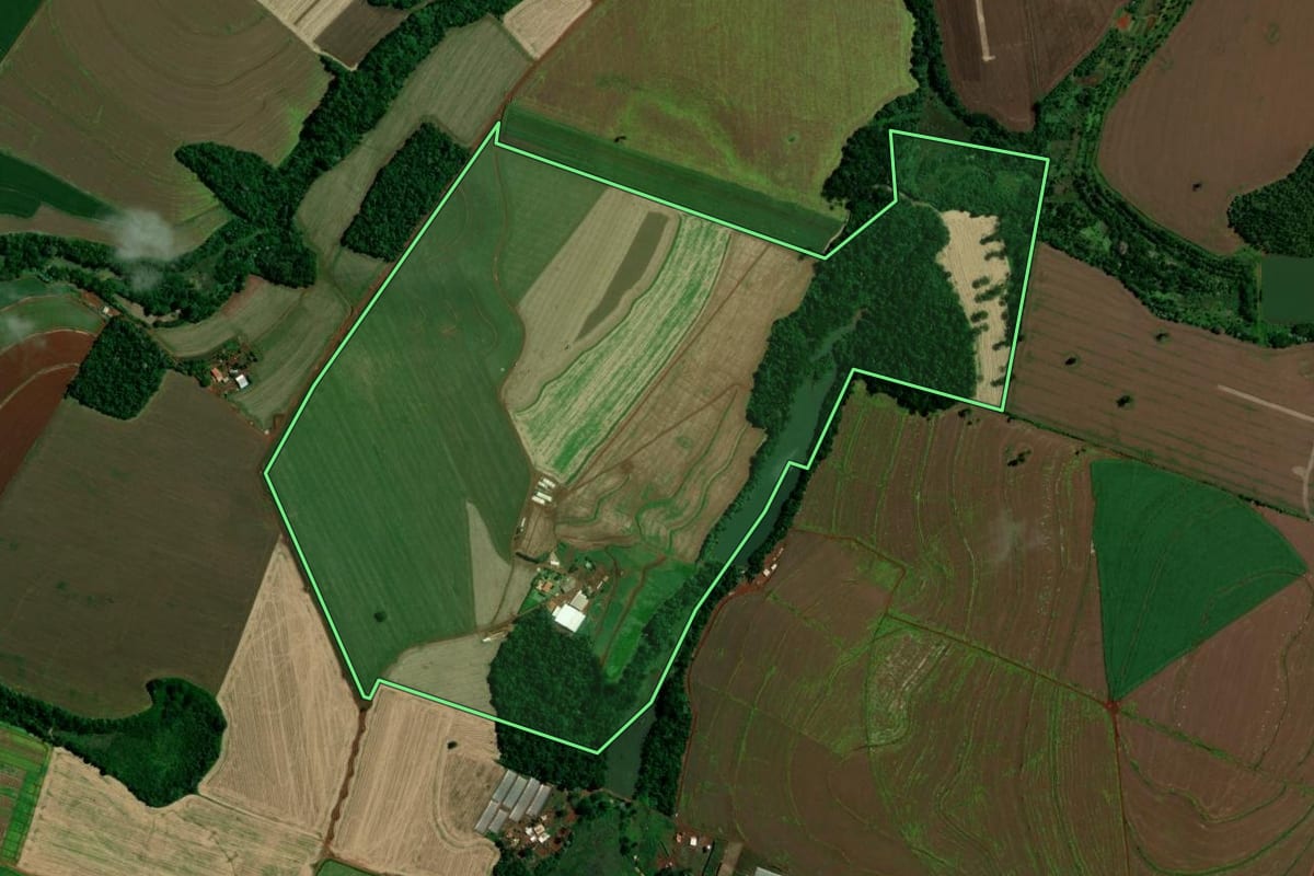 Imagem de satélite do imóvel rural em Marilândia do Sul (PR), com o contorno declarado no CAR desenhado por cima.