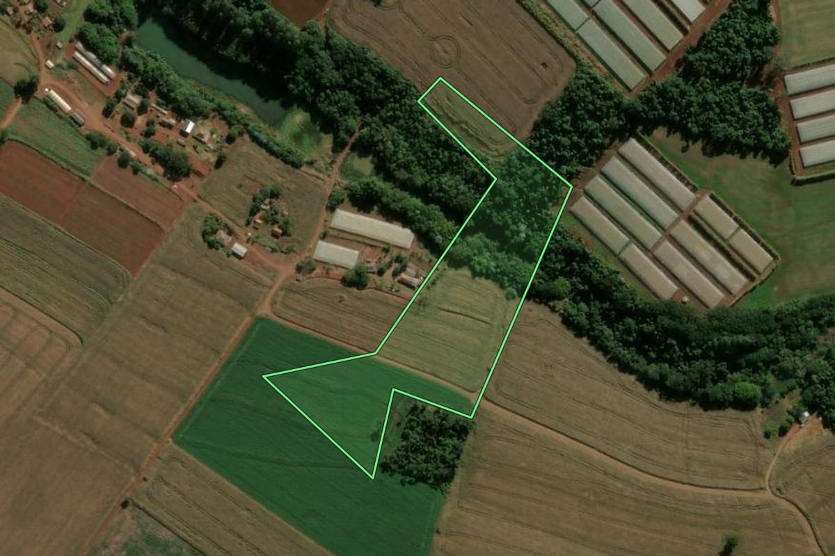 Imagem de satélite do imóvel rural em Marilândia do Sul (PR), com o contorno declarado no CAR desenhado por cima.