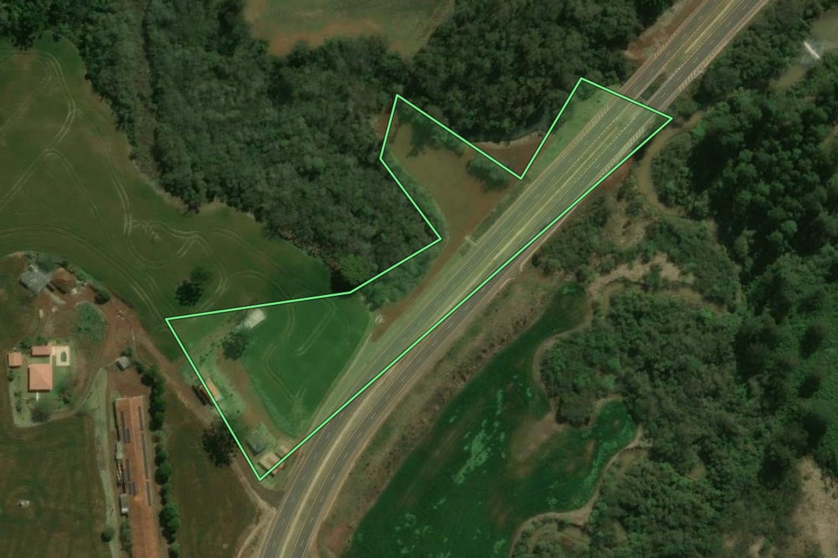 Imagem de satélite do imóvel rural em Marilândia do Sul (PR), com o contorno declarado no CAR desenhado por cima.