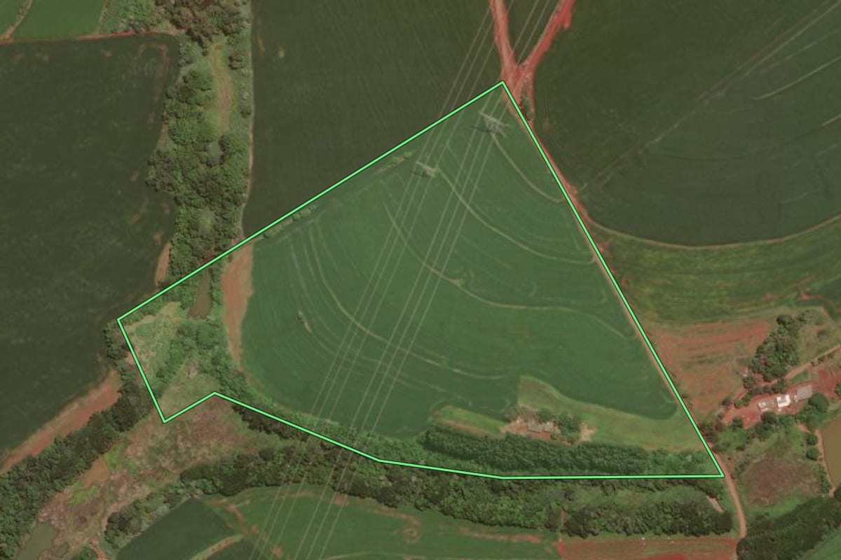Imagem de satélite do imóvel rural em Marilândia do Sul (PR), com o contorno declarado no CAR desenhado por cima.