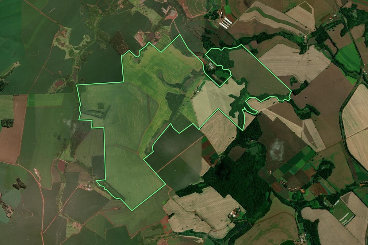 Imagem de satélite do imóvel rural em Marilândia do Sul (PR), com o contorno declarado no CAR desenhado por cima.