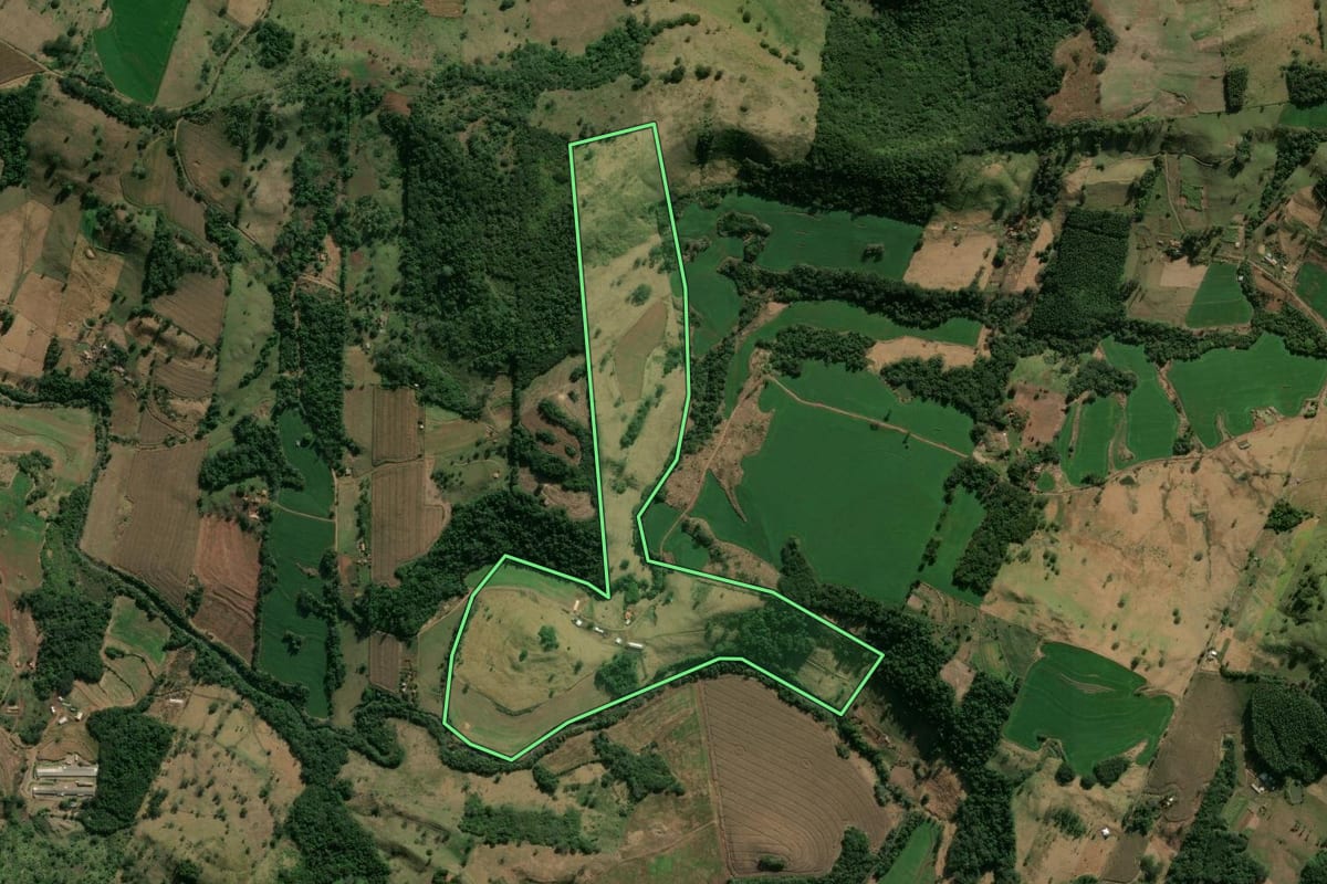 Imagem de satélite do imóvel rural em Marilândia do Sul (PR), com o contorno declarado no CAR desenhado por cima.