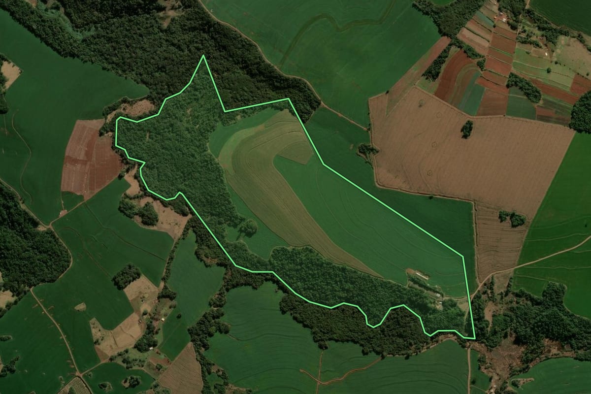 Imagem de satélite do imóvel rural em Marilândia do Sul (PR), com o contorno declarado no CAR desenhado por cima.