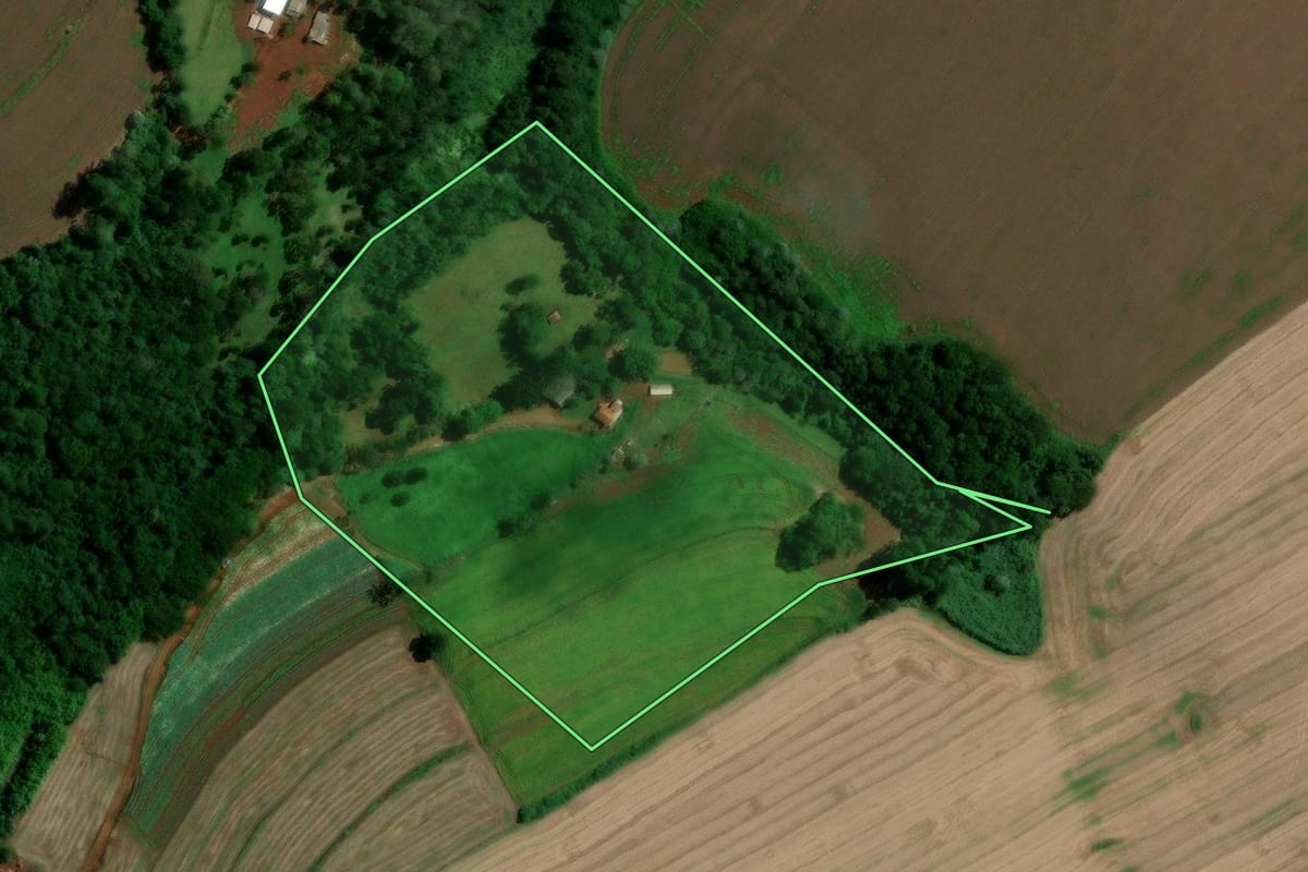 Imagem de satélite do imóvel rural em Marilândia do Sul (PR), com o contorno declarado no CAR desenhado por cima.
