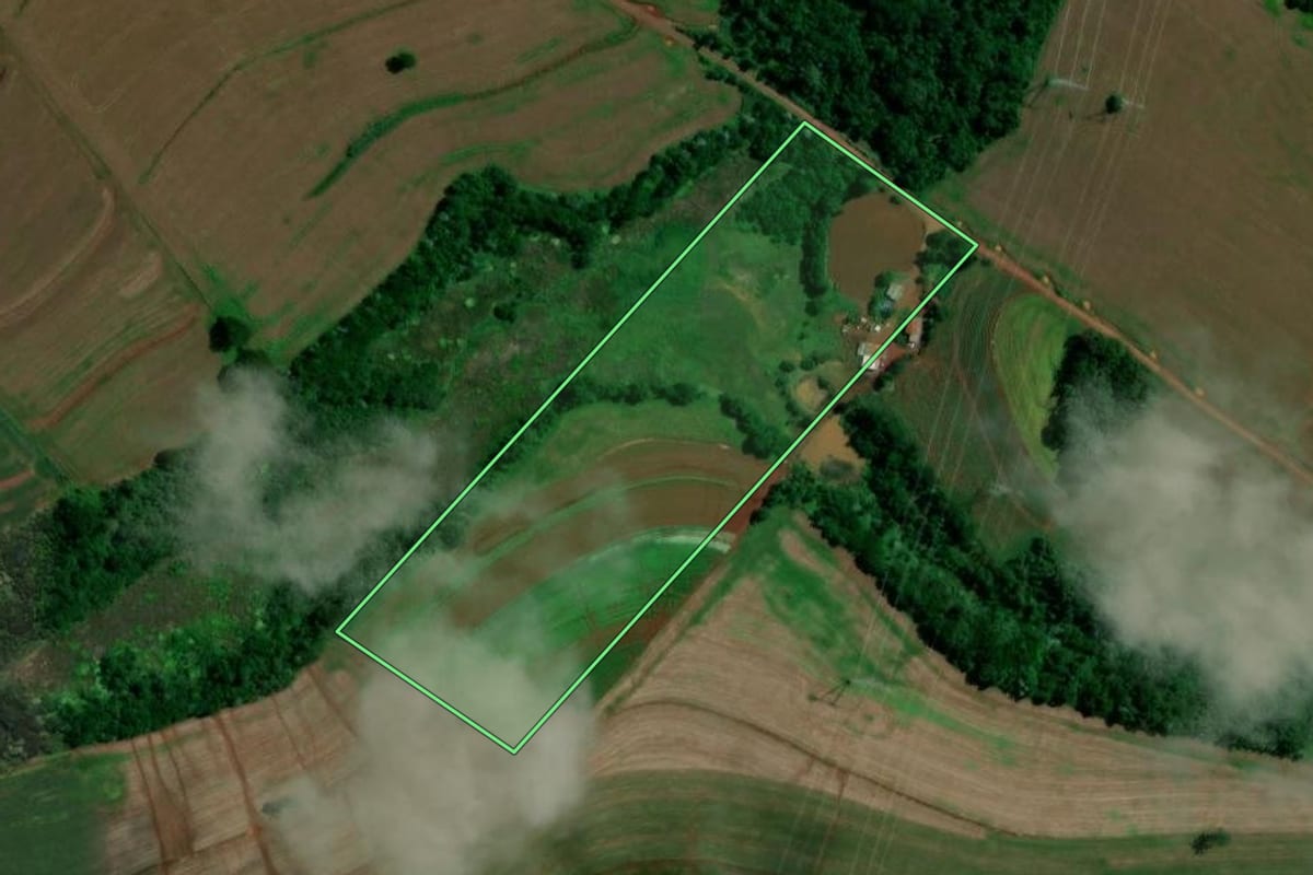 Imagem de satélite do imóvel rural em Marilândia do Sul (PR), com o contorno declarado no CAR desenhado por cima.