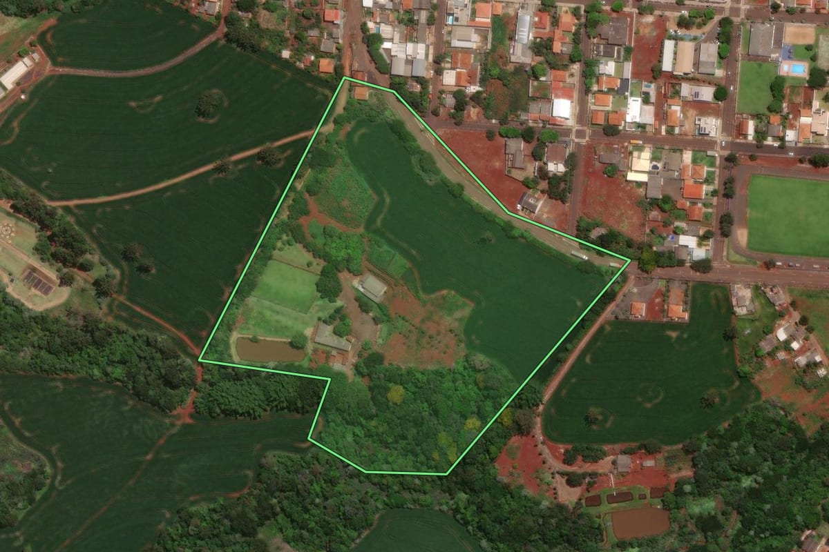 Imagem de satélite do imóvel rural em Marilândia do Sul (PR), com o contorno declarado no CAR desenhado por cima.