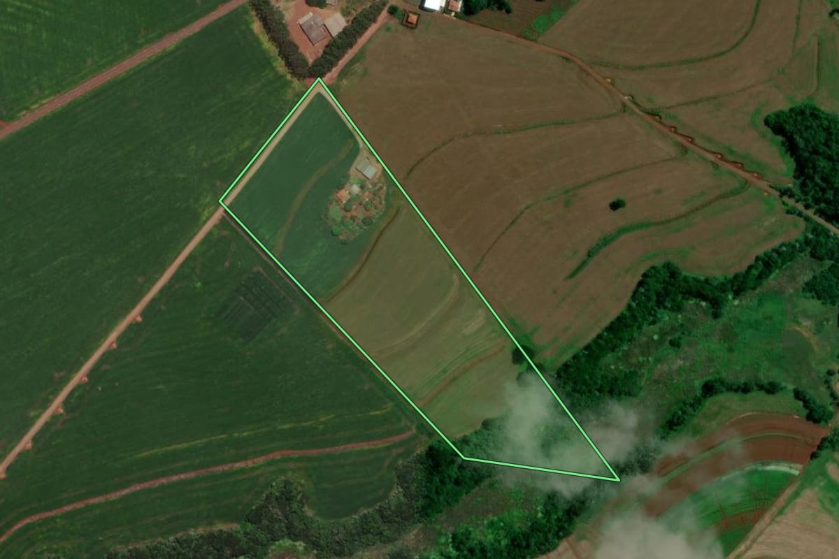 Imagem de satélite do imóvel rural em Marilândia do Sul (PR), com o contorno declarado no CAR desenhado por cima.