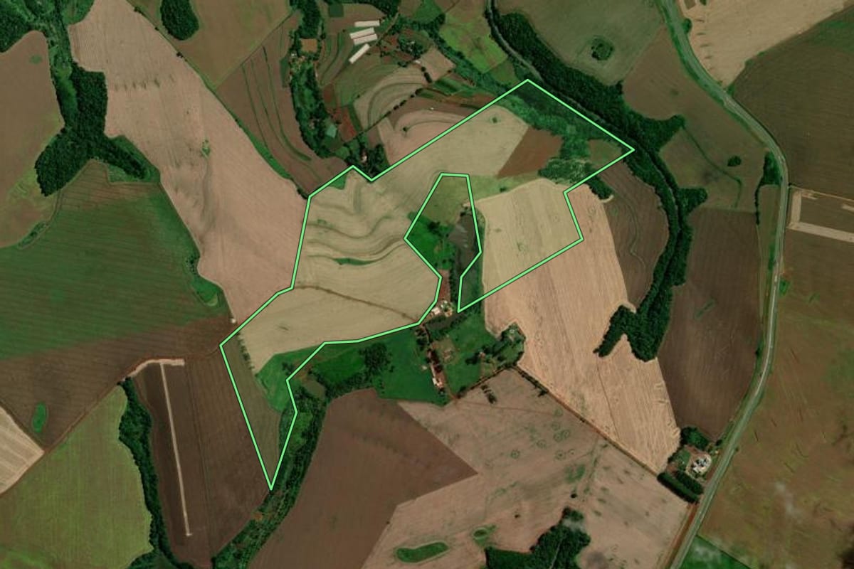 Imagem de satélite do imóvel rural em Marilândia do Sul (PR), com o contorno declarado no CAR desenhado por cima.