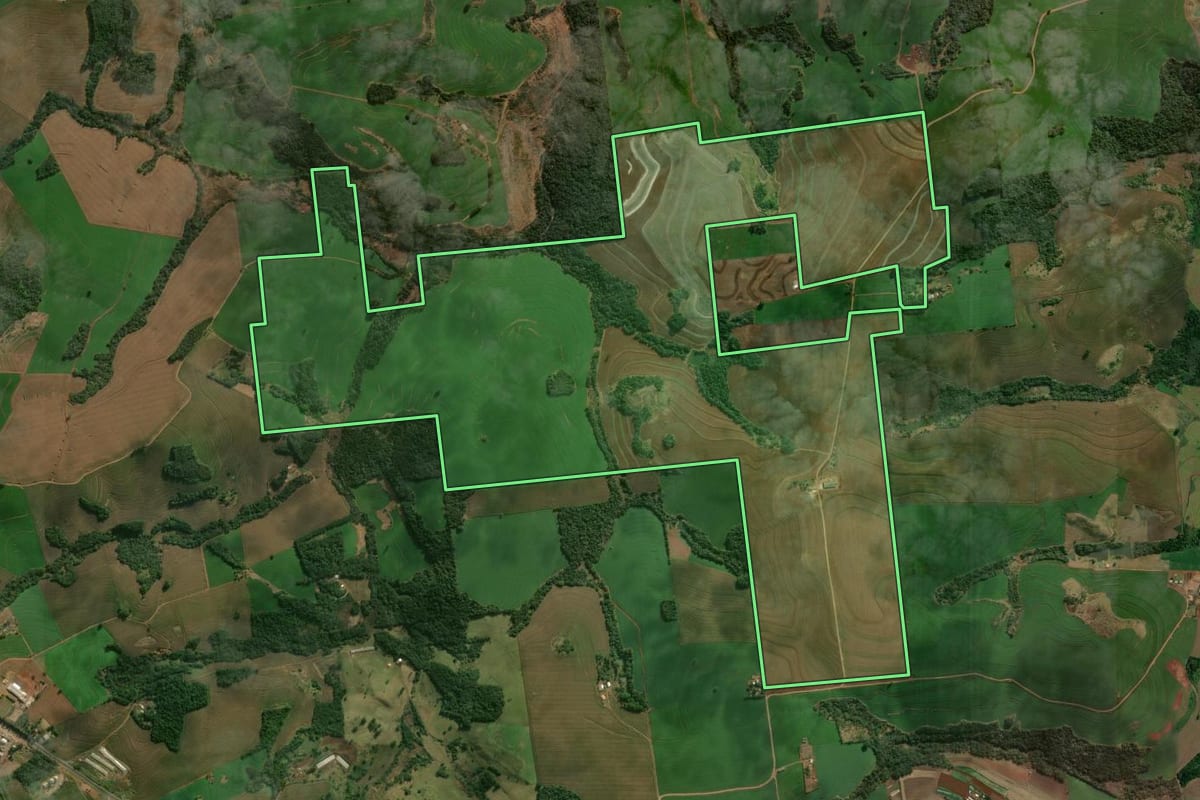 Imagem de satélite do imóvel rural em Marilândia do Sul (PR), com o contorno declarado no CAR desenhado por cima.